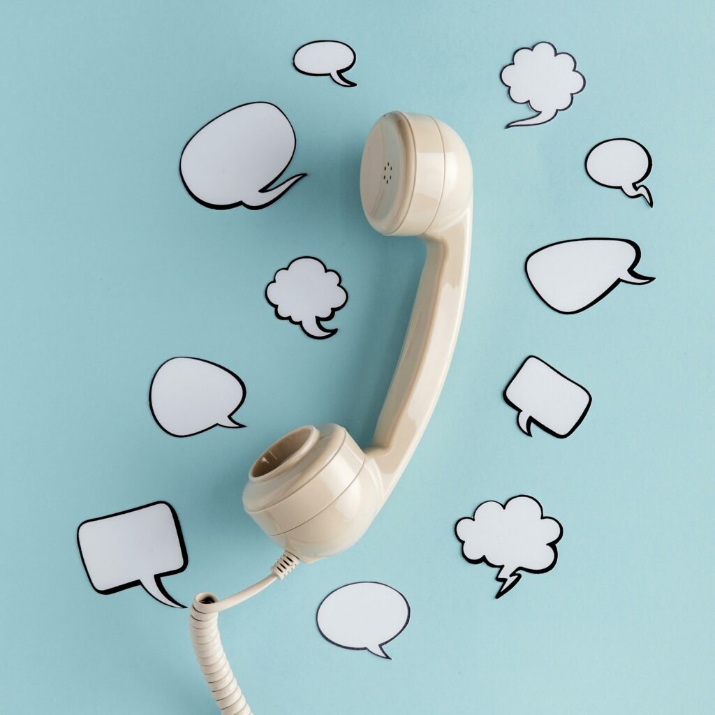 (Ines-Design - portfolio - contact) photographie d'un téléphone et de bulles cartoonesque autour de celui-ci pour illustrer la page de contact d' Ines-Design